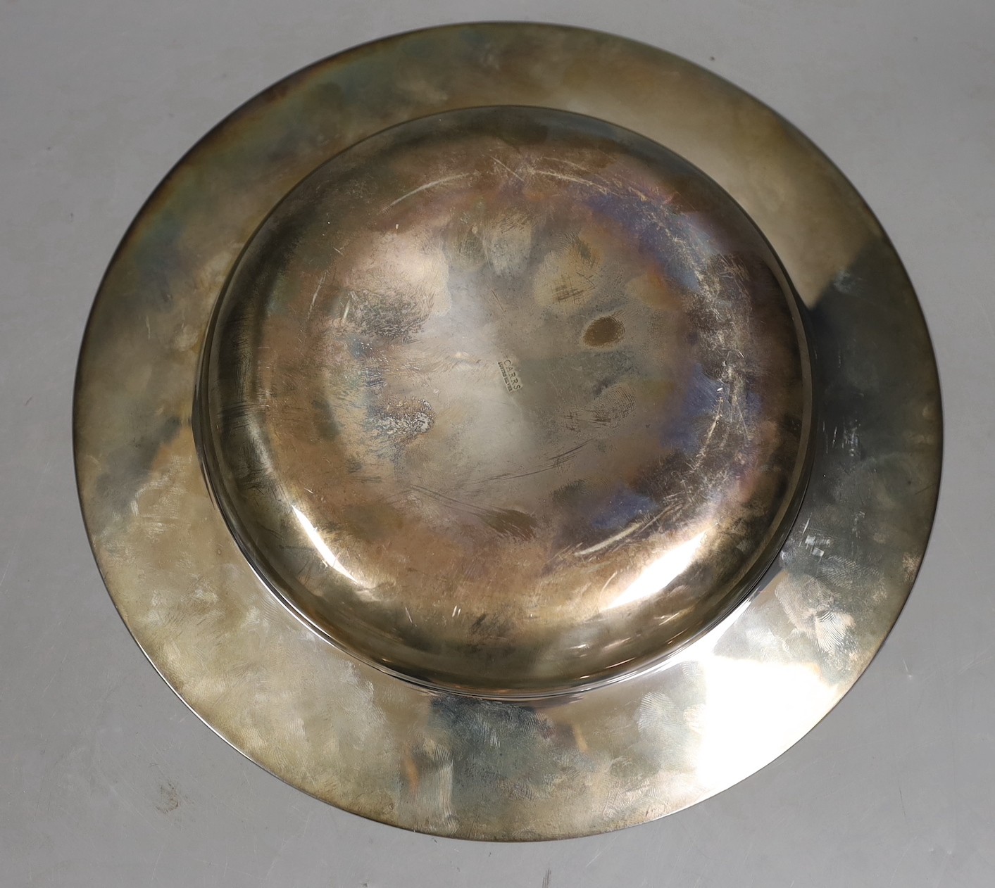 A modern silver armada dish by Carr's of Sheffield, 25.5cm, a similar set of four napkin rings and a silver mounted inkwell